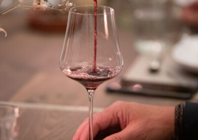 Wein in Glas einschenken